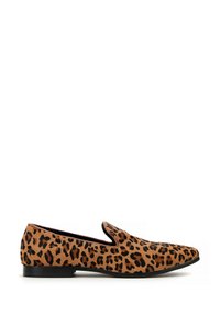 Dámské nazouvací boty s leopardo-vzorovaným potiskem vyrobené z texturované látky s plochou černou podrážkou, s širokým otvorem a špičatou špičkou.