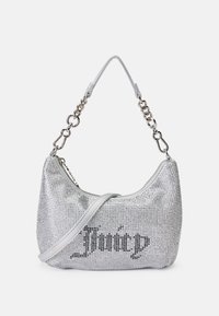 Sudraba rhinestone dekorēta rokassoma ar izliekta formu, ķēdes siksnu un rāvējslēdzēja aizdari, kurā ir vārds "Juicy" melnā krāsā.