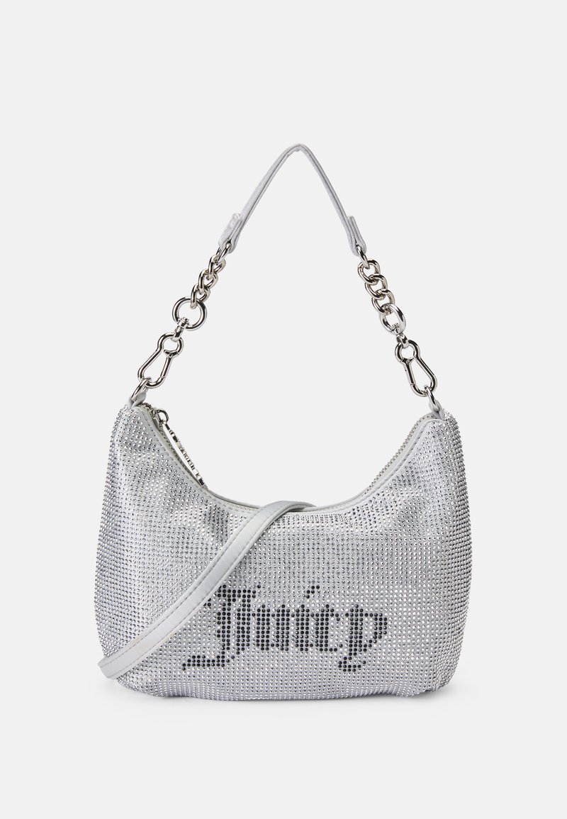 Sudraba rhinestone dekorēta rokassoma ar izliekta formu, ķēdes siksnu un rāvējslēdzēja aizdari, kurā ir vārds "Juicy" melnā krāsā.