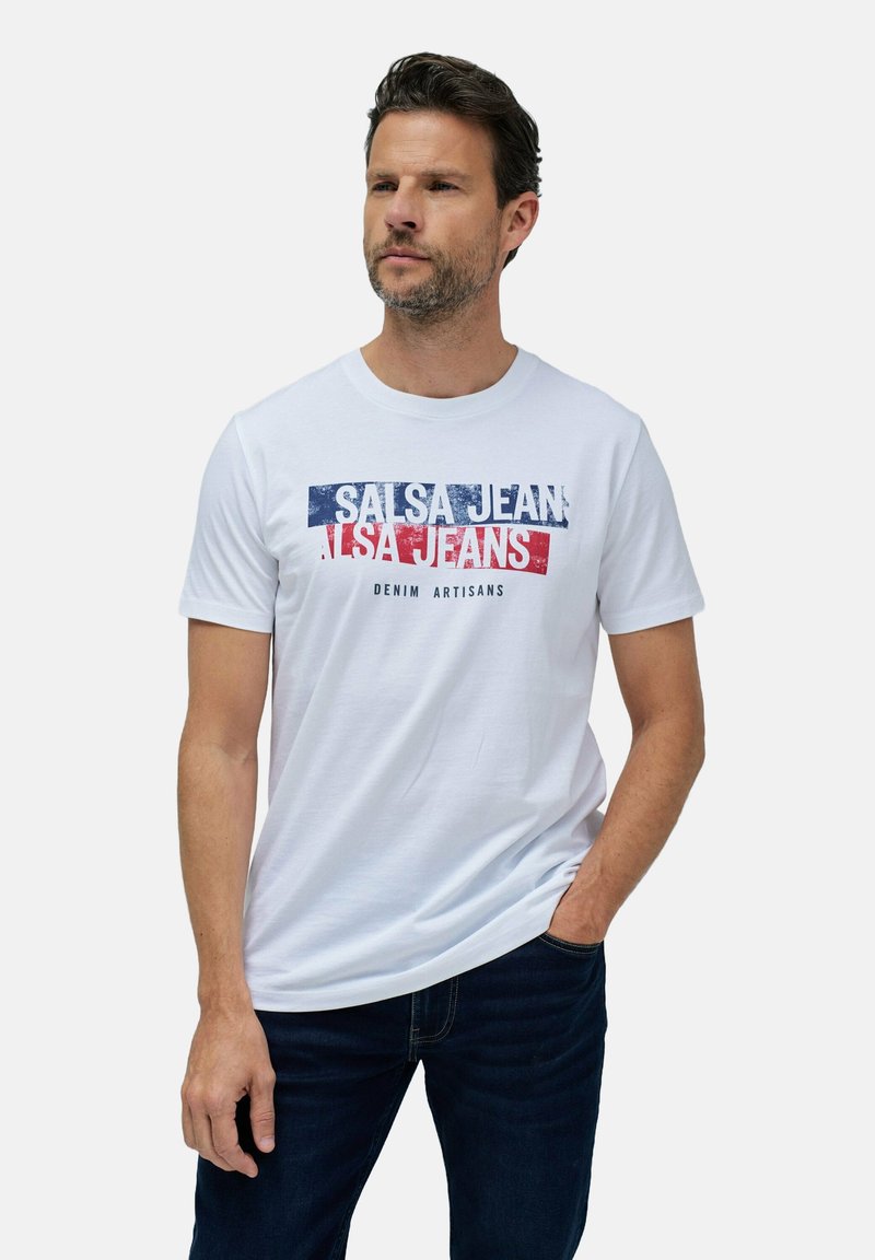 Weißes Baumwoll-T-Shirt mit einem blauen und roten Grafikdruck, auf dem "SALSA JEAN" und "DENIM ARTISANS" steht. Kurze Ärmel, runder Ausschnitt.