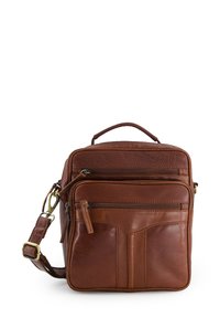 Sac en cuir marron à bandoulière équipé de plusieurs poches zippées, d'une finition texturée, d'une sangle ajustable et d'une poignée supérieure pour le transport.