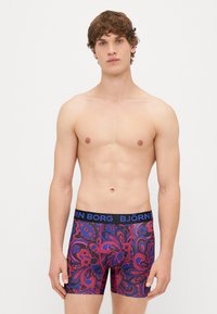 Χρωματιστά boxer briefs με σχέδιο και μαύρη μέση που φέρει την επιγραφή "BJÖRN BORG." Διαθέτει πολύχρωμο λουλουδάτο σχέδιο σε σκούρο φόντο.