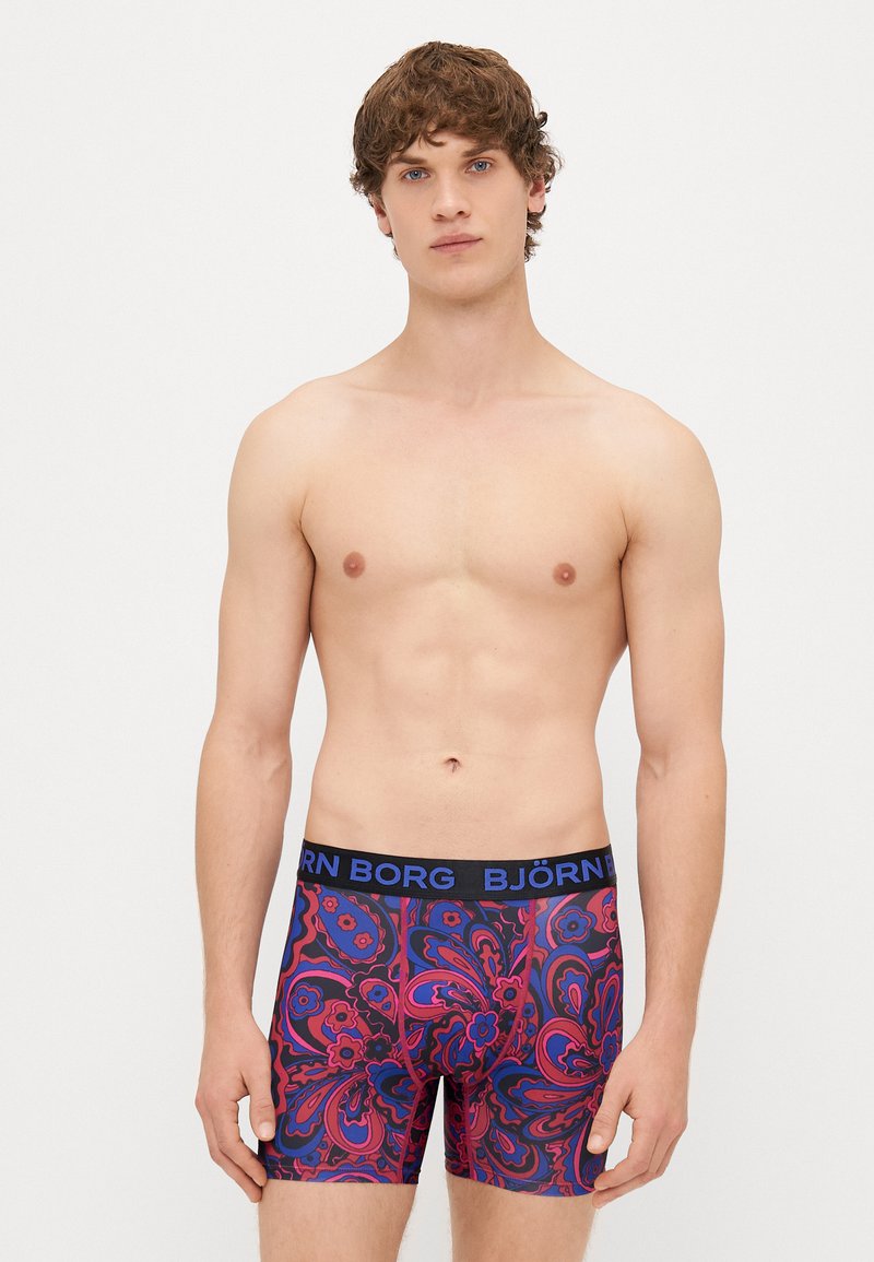 Χρωματιστά boxer briefs με σχέδιο και μαύρη μέση που φέρει την επιγραφή "BJÖRN BORG." Διαθέτει πολύχρωμο λουλουδάτο σχέδιο σε σκούρο φόντο.