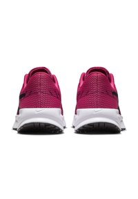 Scarpe da corsa da uomo in vivace mesh fucsia con accenti neri, dotate di una suola intermedia bianca imbottita e suola esterna in gomma nera testurizzata.