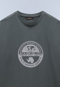 Napapijri S-BOLLO 2 - Camiseta estampada - green urban