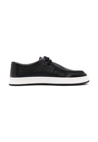 Sneaker nera in pelle con superficie testurizzata, suola intermedia bianca e suola esterna in gomma nera. Presenta un design con lacci e punta rotonda.