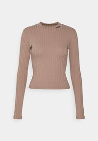 Brązowa prążkowana bluzka z długim rękawem, o dopasowanym kroju i wysoko wyciętym dekoltem. Gładka faktura i wyraźnie zaznaczone szwy.