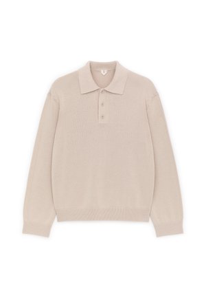 Beige gebreide polotrui met kraag, drieknopsbies en geribde afwerkingen. Zachte textuur en comfortabele pasvorm, geschikt voor casual draag.