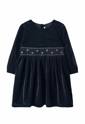 Rochie din catifea bleumarin, cu mâneci lungi, decolteu rotund și talie brodată cu modele florale, având un fustă plisată.