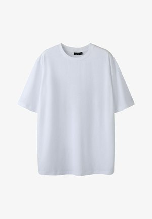 T-shirt blanc à manches courtes en coton. Présente un col rond et une coupe décontractée, sans motifs ni accents visibles.