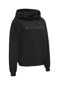 Černá mikina s kapucí vyrobená z měkké látky; má velkou přední kapsu, oversized kapuci a embosované logo "LAMANIA" na hrudi.