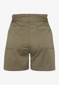 Shorts vert olive en mélange de coton doux, avec une taille ceinturée, deux poches arrière et un design simple et ajusté.