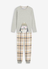 Maglietta da pigiama grigia a maniche lunghe con una grafica di un pinguino. Pantaloni a quadri beige, marrone e grigio. Tessuto morbido con polsini elasticizzati.