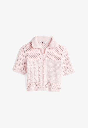 Kortærmet cropped cardigan i blød pink, der har forskellige teksturer, herunder kabelstrik og åben vævning, med knaplukninger og en krave.