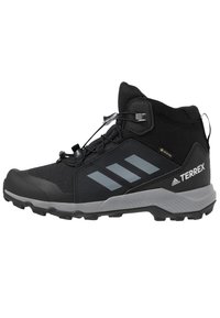 Czarne wysokie buty turystyczne z syntetyczną cholewką, podszewką GORE-TEX, gumową podeszwą, szarymi akcentami po bokach oraz systemem szybkiego sznurowania.
