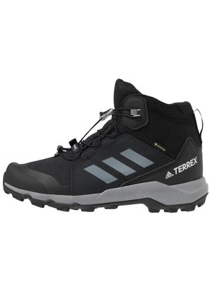 Czarne wysokie buty turystyczne z syntetyczną cholewką, podszewką GORE-TEX, gumową podeszwą, szarymi akcentami po bokach oraz systemem szybkiego sznurowania.