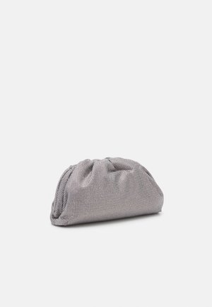 Mała srebrnoszara kopertówka z marszczonym wykończeniem, błyszczącą fakturą, zaokrąglonym kształtem i miękkim, marszczonym materiałem na białym tle.