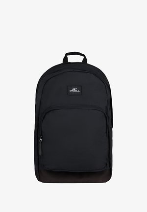 Schwarzer O'Neill Rucksack mit vorderer Reißverschlusstasche, Tragegriff oben und Logo-Patch vorne vor weißem Hintergrund.
