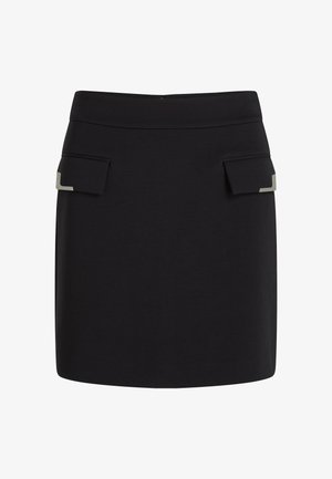 Gonna mini nera con due tasche a soffietto frontali, ciascuna con un piccolo dettaglio decorativo angolare in argento.