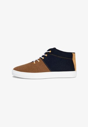 Højtop sneakers lavet af brun og marineblå filt med en hvid gummisål. Har kontrastsyninger og orange snøreringe til snørebånd.