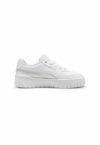 Valge sneaker, millel on sujuv disain, sile nahkpinnas, pehme krae ja tekstuuriga talla. Omab peeneid külgmisi aktsente ja nööridisaini.