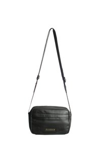 Borsa a tracolla nera in pelle con tracolla regolabile, forma rettangolare, tasca con zip frontale e placca con logo metallico sulla parte anteriore.
