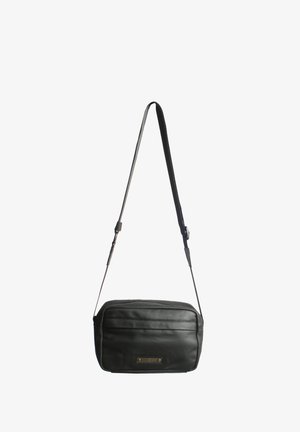 Borsa a tracolla nera in pelle con tracolla regolabile, forma rettangolare, tasca con zip frontale e placca con logo metallico sulla parte anteriore.