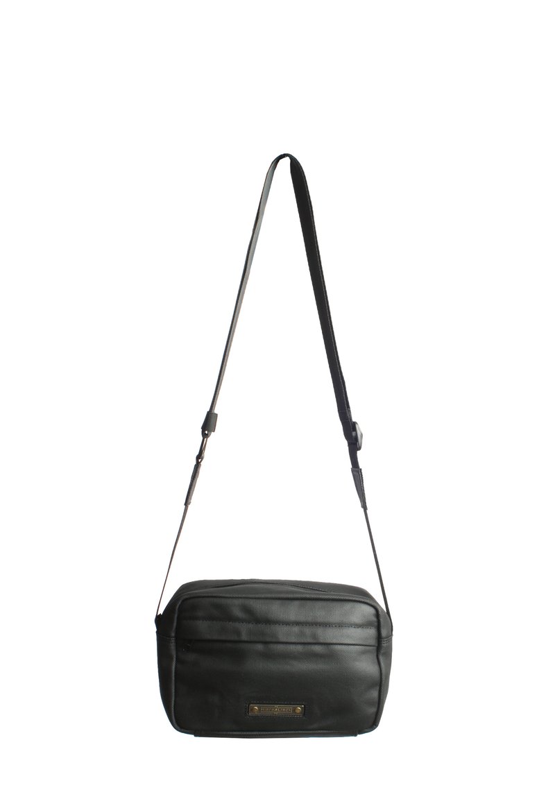 Borsa a tracolla nera in pelle con tracolla regolabile, forma rettangolare, tasca con zip frontale e placca con logo metallico sulla parte anteriore.