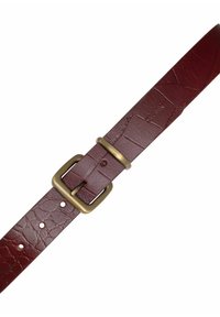 Bordowy skórzany pasek o fakturowanym wykończeniu, z mosiężną klamrą i uchwytem. Zawiera wiele otworów regulacyjnych wzdłuż paska.