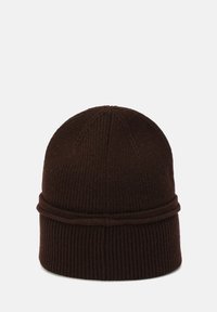 Brun strikket hue med ribbet tekstur, med en rullet kant og spidst top, lavet af blødt materiale velegnet til koldt vejr.