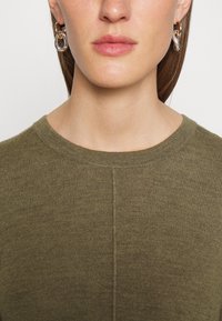 Repeat DRESS MERINO - Vestido de malha - olive