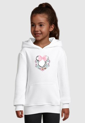 Biała hoodie z centralnym grafiką twarzy niedźwiedzia z różową w kratkę kokardą, otoczona kwiatowymi wzorami. Standardowa kieszeń typu kangur.