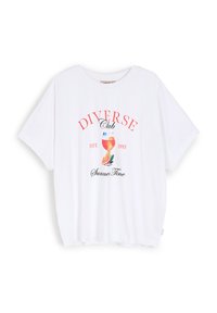 Biała bawełniana koszulka z luźnym krojem, krótkimi rękawami i graficznym nadrukiem napoju z tekstem "Diverse Club EST. 1993 Summer Time" w kolorze czerwonym i czarnym.