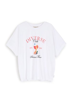 Biała bawełniana koszulka z luźnym krojem, krótkimi rękawami i graficznym nadrukiem napoju z tekstem "Diverse Club EST. 1993 Summer Time" w kolorze czerwonym i czarnym.