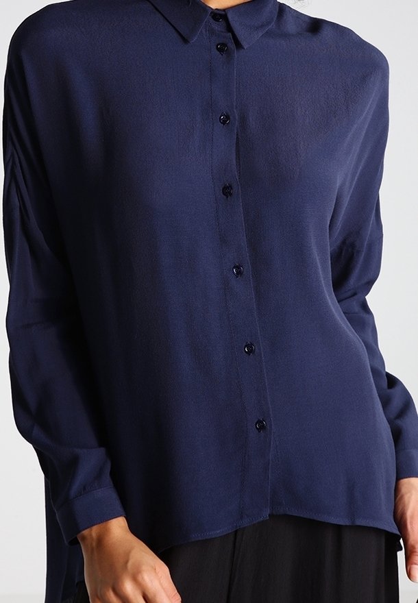 Mörkblå knapp-up skjorta i lätt tyg, med krage, långa ärmar och knappstängning fram, i en avslappnad passform.