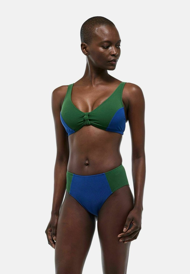 Ensemble de bikini deux pièces présentant un design en blocs de couleurs vert et bleu. Le haut a un détail noué, et le bas taille haute offre une forme solide.