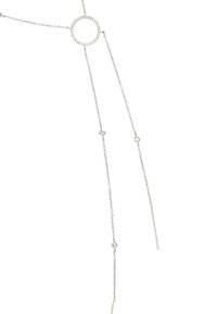 Srebrny naszyjnik z okrągłym medalionem ozdobionym kryształami, z ogniwami łańcuszka zawierającymi kształty geometryczne oraz dwa proste elementy.