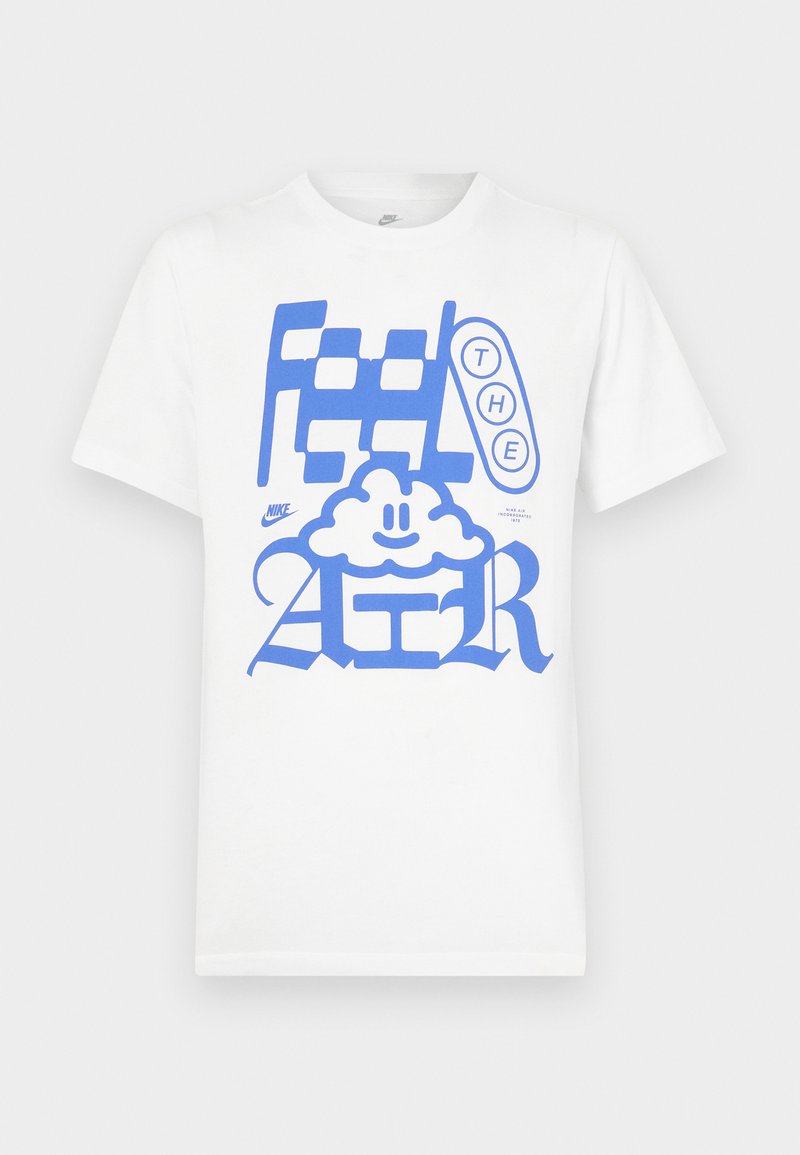 T-shirt blanc Nike avec texte graphique bleu « THE AIR » et une illustration d'un nuage souriant au centre devant.