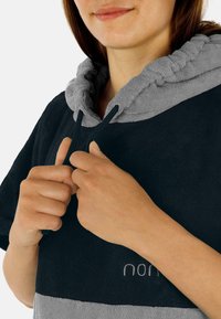 Kapuzenpullover aus dunkelblauem Fleece mit einer hellgrauen strukturierten Kapuze. Mit Kordelzug und gesticktem Logo nahe dem Saum.