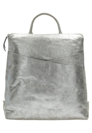 Sac à main carré en métal argenté avec une poignée supérieure et une fermeture éclair sur le côté gauche.