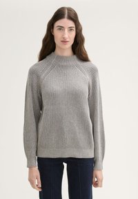 Maglione a coste grigio con collo alto e maniche raglan. Realizzato in morbido materiale a maglia, presenta strisce verticali e una vestibilità rilassata.