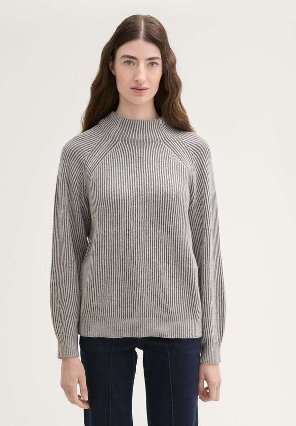 MIT STEHKRAGEN - Strickpullover