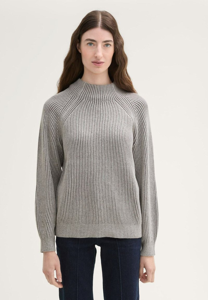 Maglione a coste grigio con collo alto e maniche raglan. Realizzato in morbido materiale a maglia, presenta strisce verticali e una vestibilità rilassata.