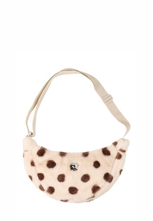 Beige namaakbonten maantasje met bruine polkadots en verstelbare beige riem, met een klein rechthoekig zwart-wit logo.