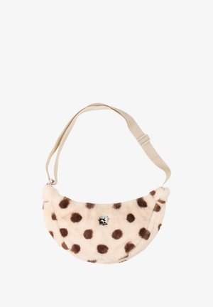 Beige namaakbonten maantasje met bruine polkadots en verstelbare beige riem, met een klein rechthoekig zwart-wit logo.