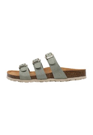 Sandalia tipo slide de ante verde con tres tiras ajustables con hebilla y plantilla de corcho con suela beige texturizada.