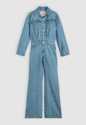 Φωτεινό γαλάζιο τζιν ολόσωμο με μακριά μανίκια, κουμπωτό μπροστά, δύο τσέπες στο στήθος και παντελόνι φαρδιάς γραμμής. Διαθέτει διακοσμητικές ραφές και κλασικό γιακά.