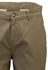 Vue de face d'un pantalon décontracté de couleur kaki avec une fermeture à bouton et zip, des passants pour ceinture et des détails de couture visibles.