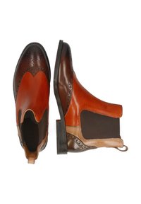 Bottines Chelsea en cuir marron bicolore avec des détails brogués et des panneaux latéraux en élasthanne, présentées avec des vues de dessus et de côté sur fond blanc.