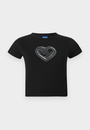 Fekete rövid ujjú, rövid fazonú póló fényes szív mintával és a "Hugo" felirattal a mellen középen.